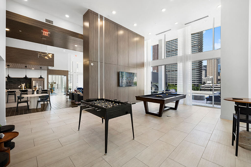 A luxury pool in the courtyard at the 1810 Main Apartments in Houston, Texas.
